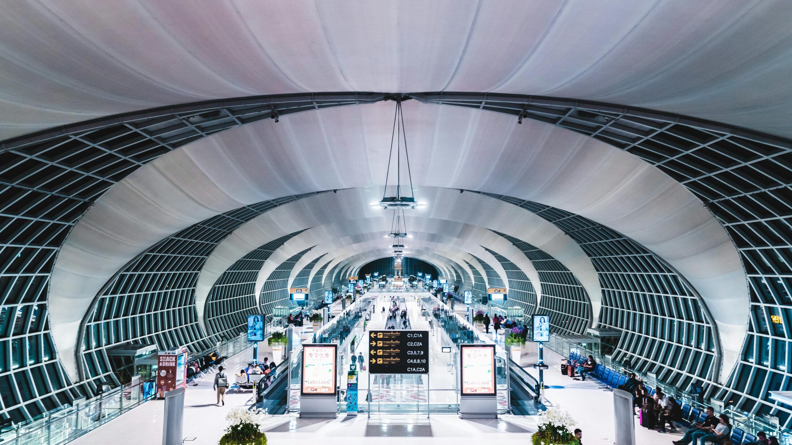 How Delta Flight DL275’s Diversion at LAX Affects Business Travelers